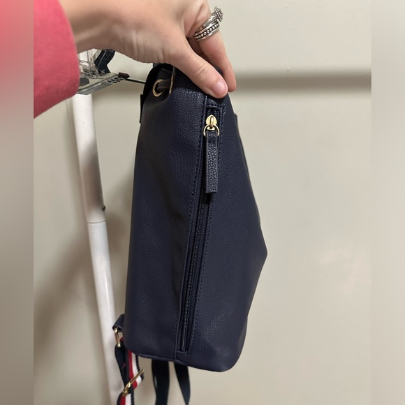 Tommy Hilfiger Navy Blue Drawstring Backpack Bag And Striped Wallet Bundle - Picture 4 of 10